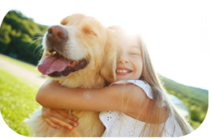 Mädchen umarmt glücklich ihren Hund